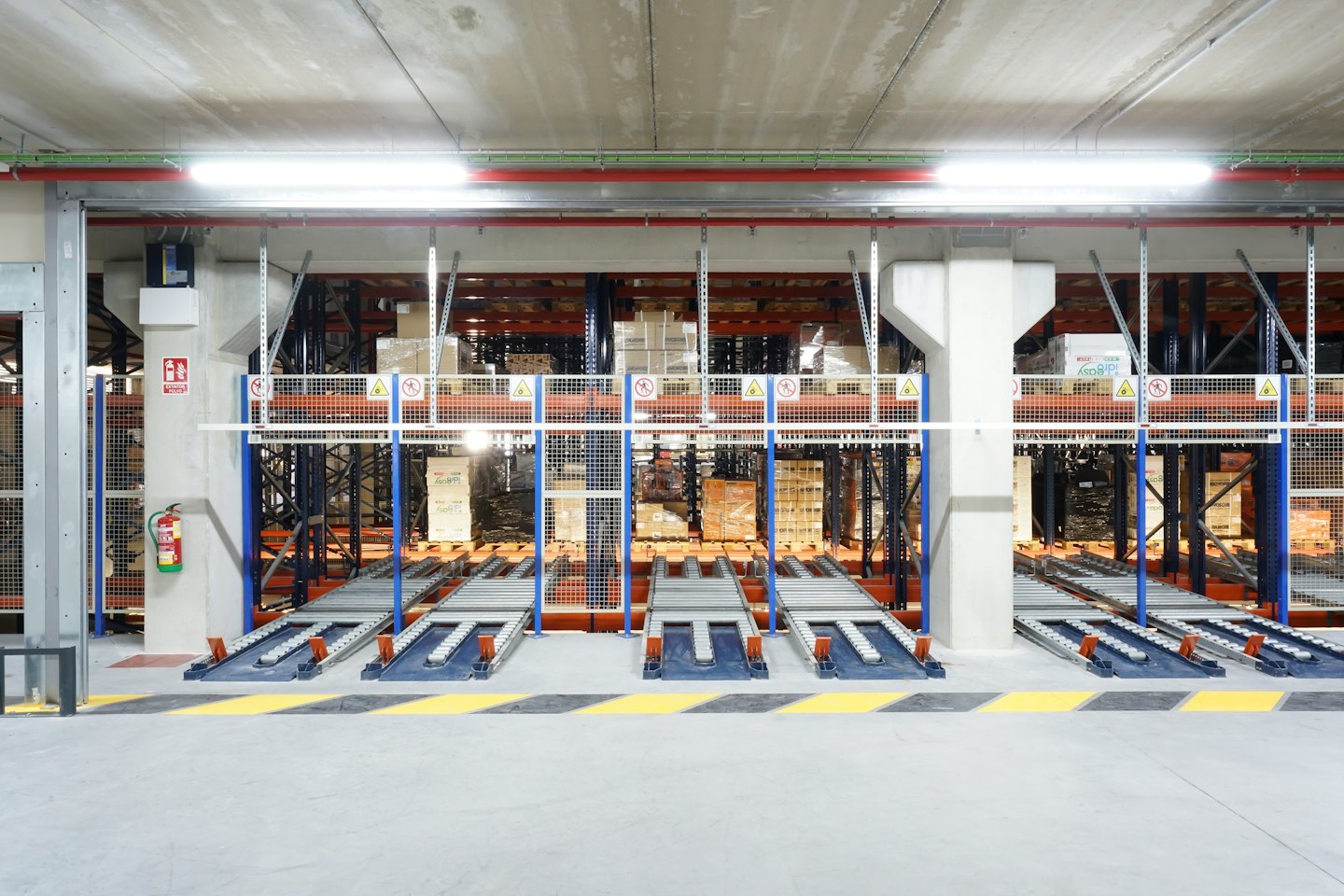Geautomatiseerd magazijn met palletstellingen en transportsystemen.